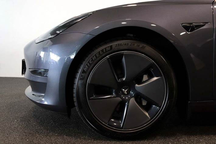 Grå Tesla Model 3 fra 2022