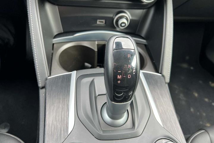 Brun Alfa Romeo Stelvio fra 2020 set indefra