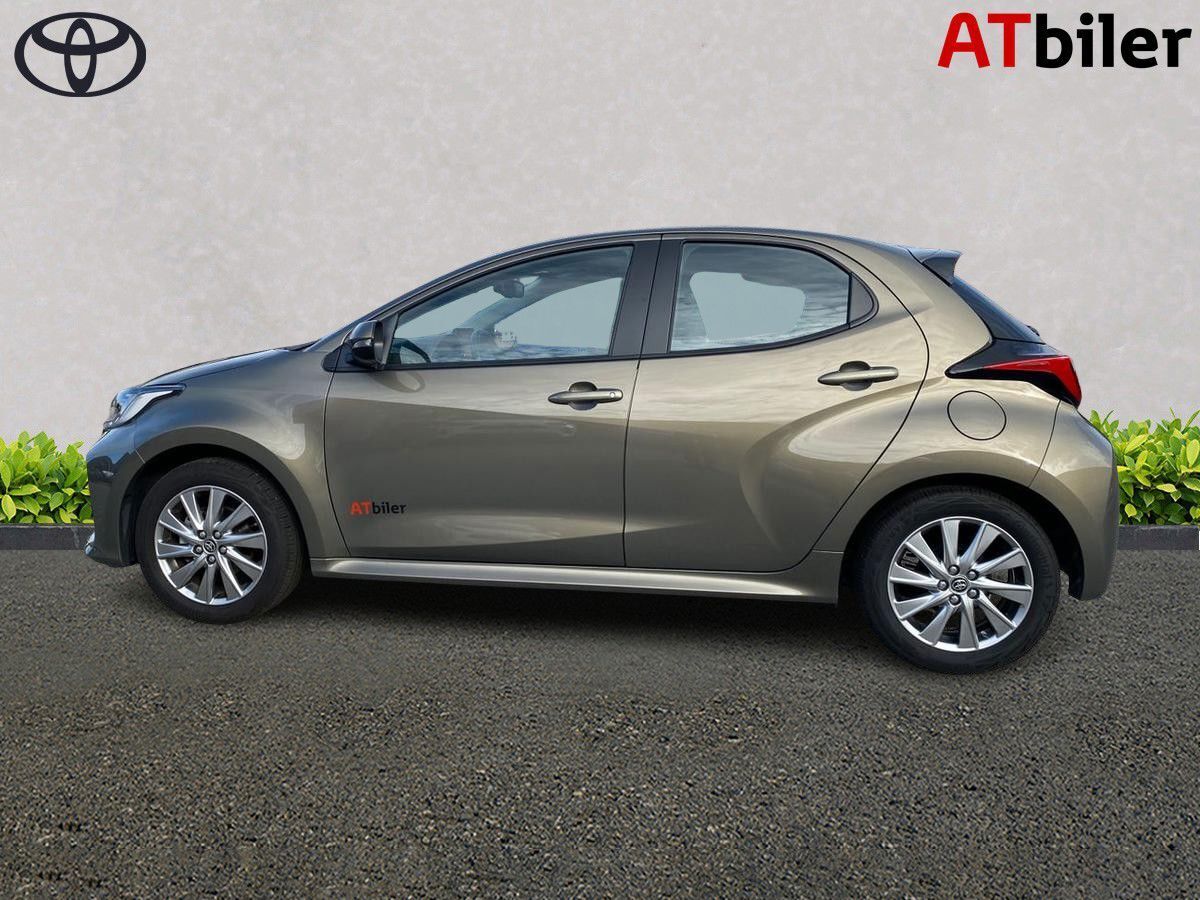 Bronze Toyota Yaris fra 2023