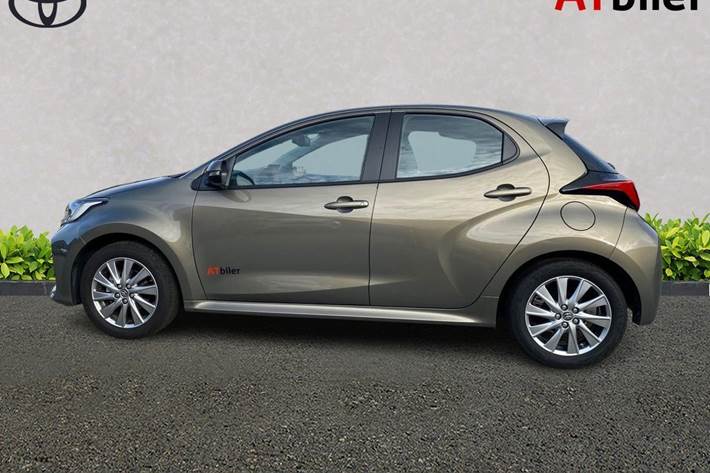 Bronze Toyota Yaris fra 2023