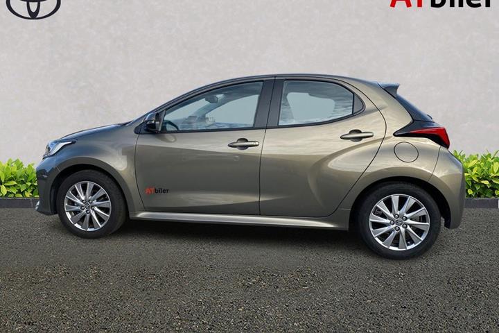 Bronze Toyota Yaris fra 2023