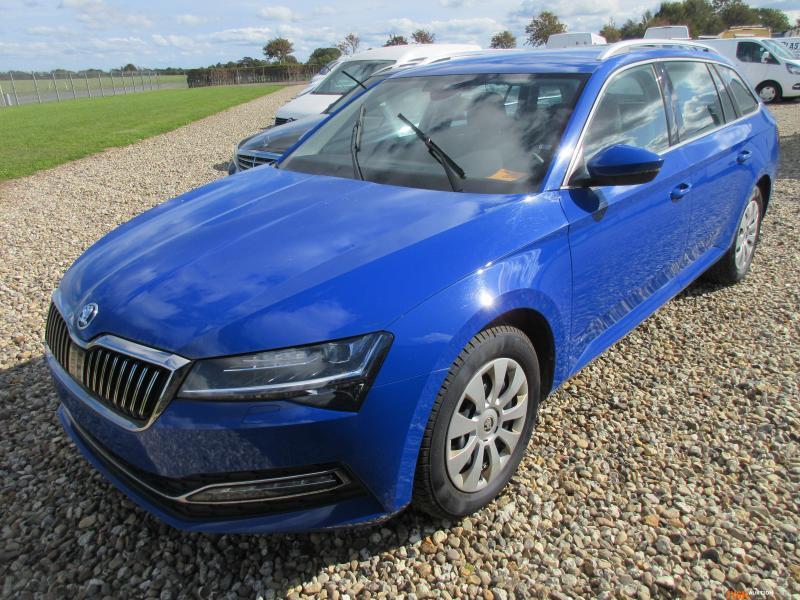 Blå Skoda Superb fra 2021
