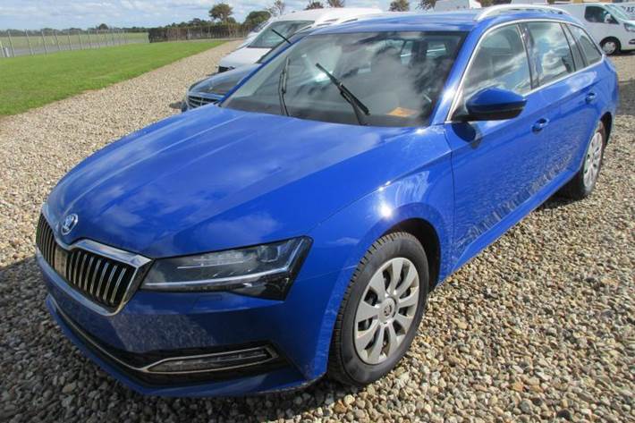 Blå Skoda Superb fra 2021