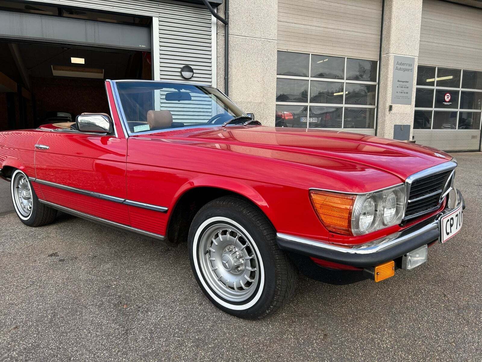 Rød Mercedes 380 SL fra 1981 set udefra
