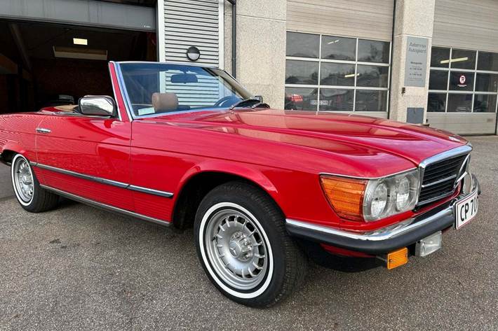 Rød Mercedes 380 SL fra 1981 set udefra