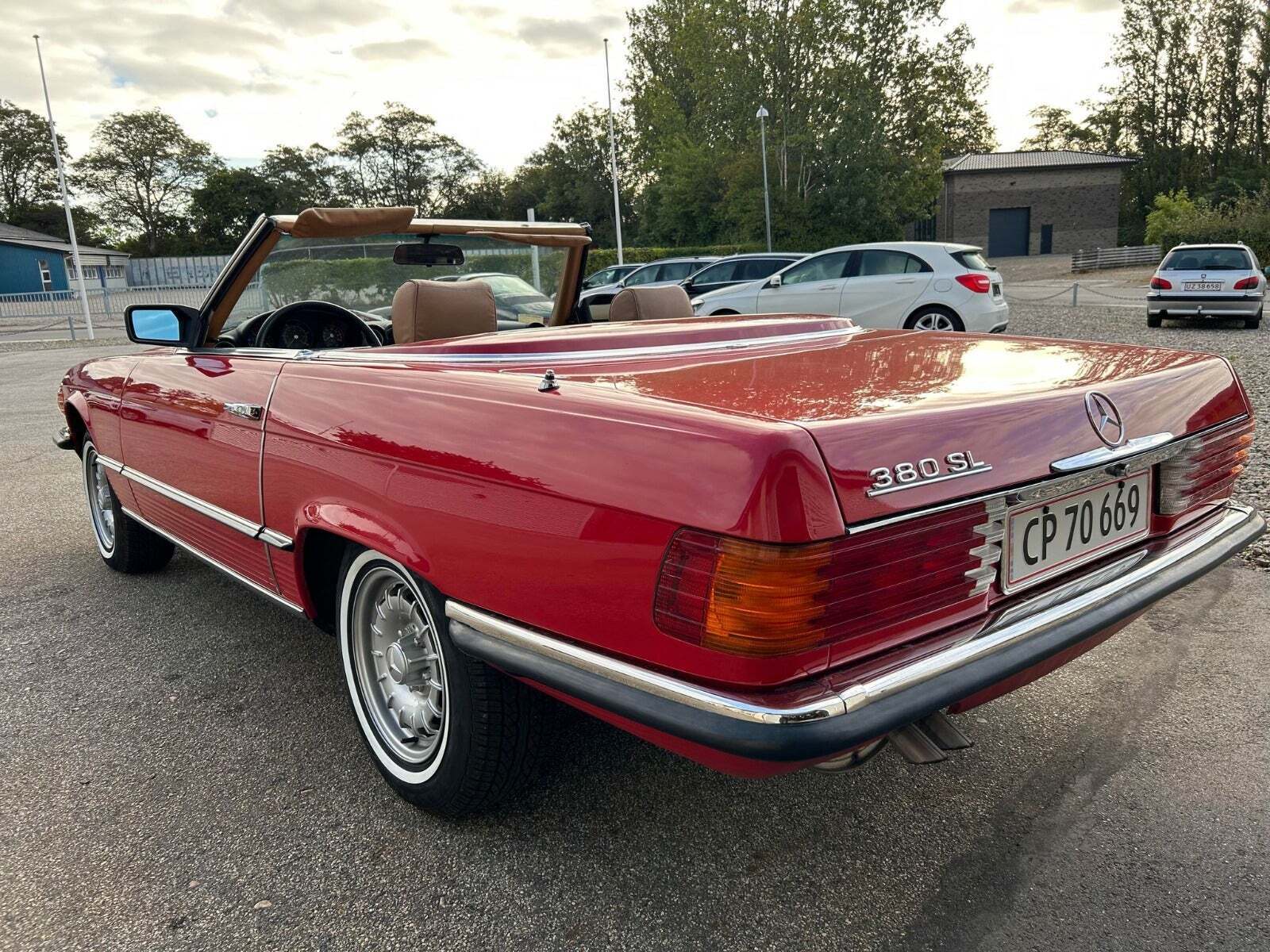 Rød Mercedes 380 SL fra 1981 set udefra