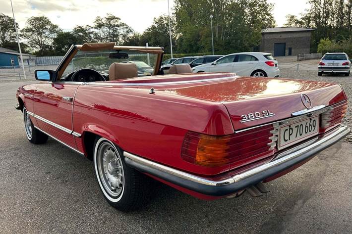 Rød Mercedes 380 SL fra 1981 set udefra
