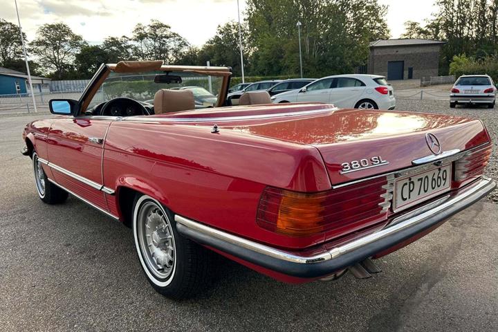 Rød Mercedes 380 SL fra 1981 set udefra