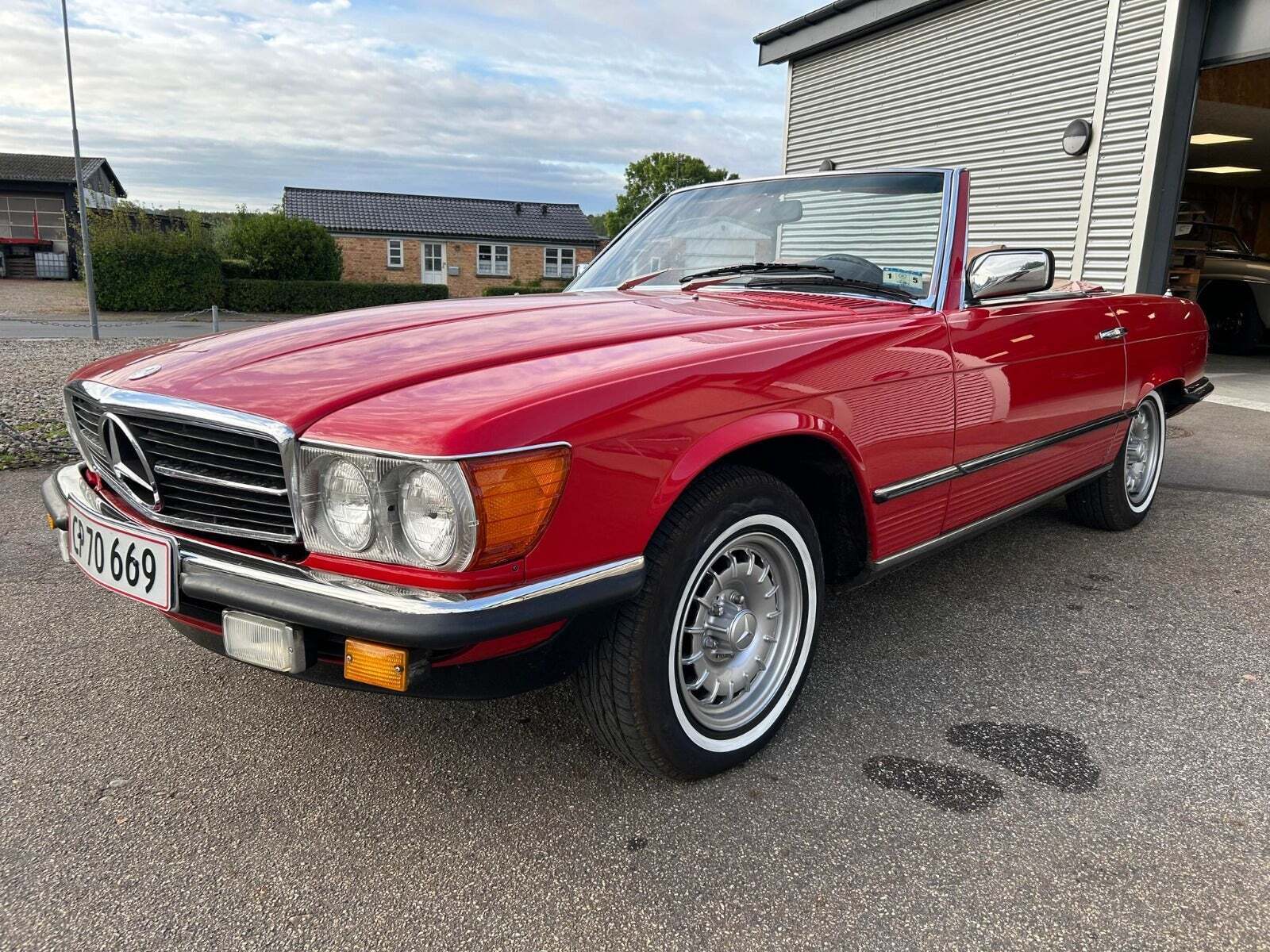 Rød Mercedes 380 SL fra 1981 set udefra