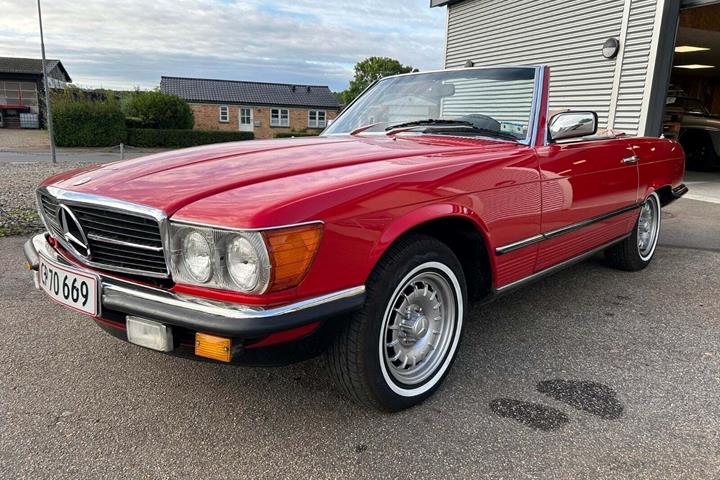 Rød Mercedes 380 SL fra 1981 set udefra