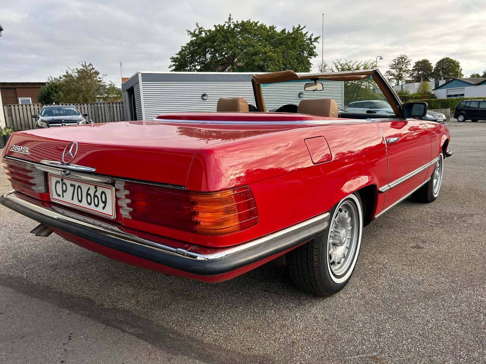 Rød Mercedes 380 SL fra 1981 set udefra