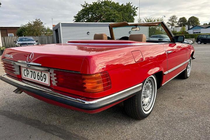 Rød Mercedes 380 SL fra 1981 set udefra