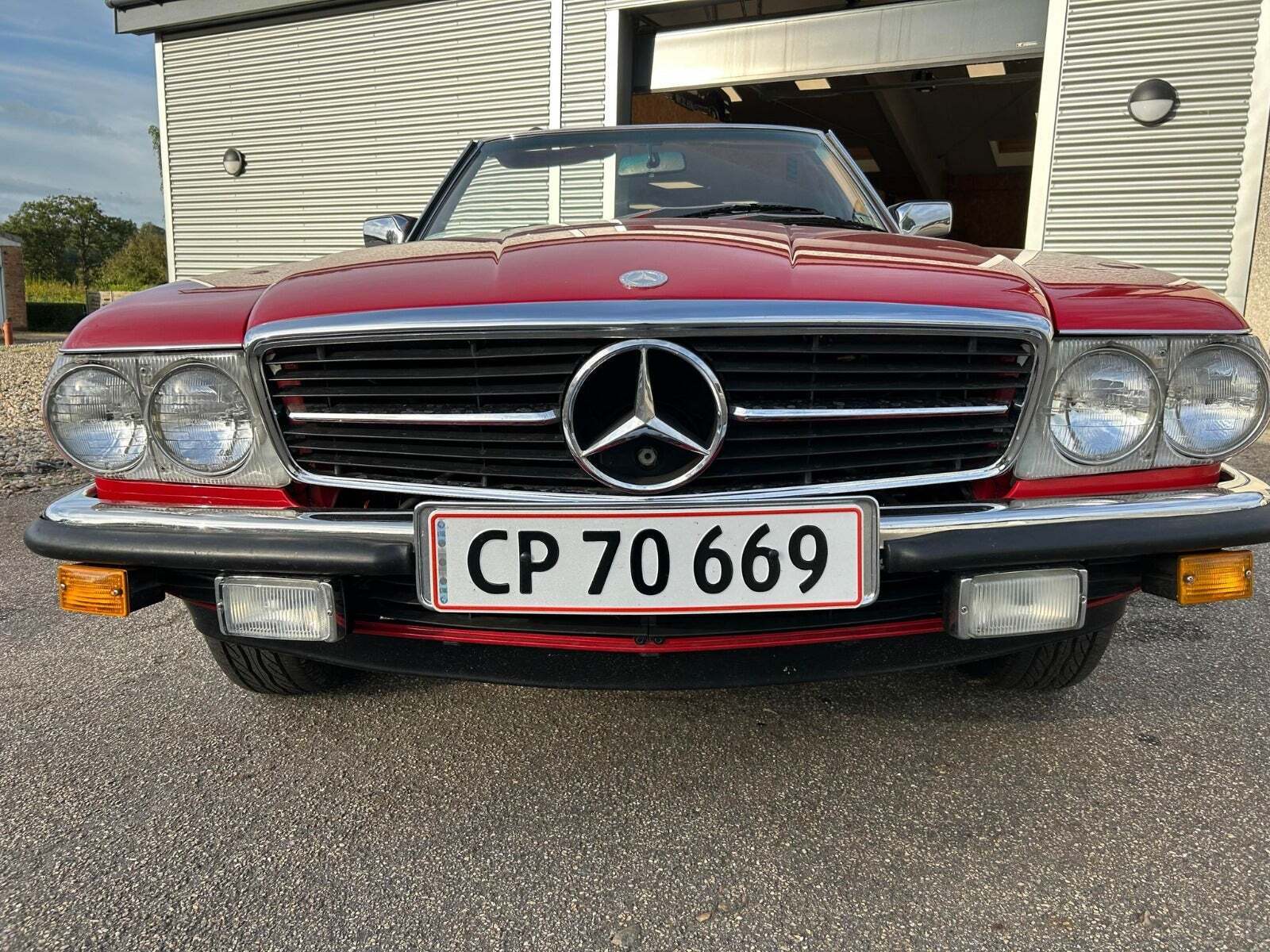 Rød Mercedes 380 SL fra 1981 set udefra
