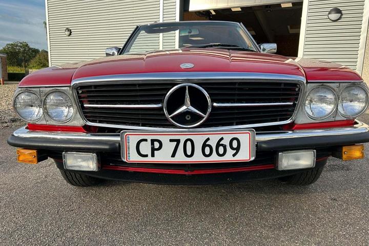 Rød Mercedes 380 SL fra 1981 set udefra