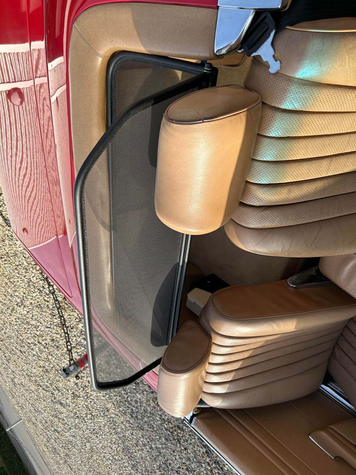 Rød Mercedes 380 SL fra 1981 set indefra