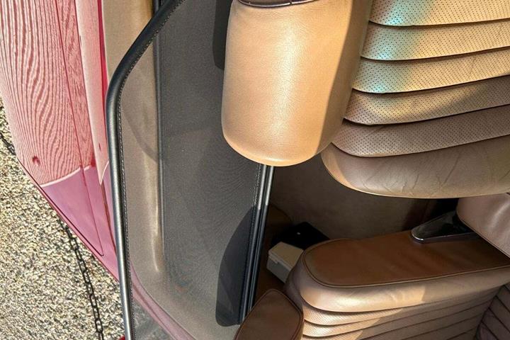 Rød Mercedes 380 SL fra 1981 set indefra