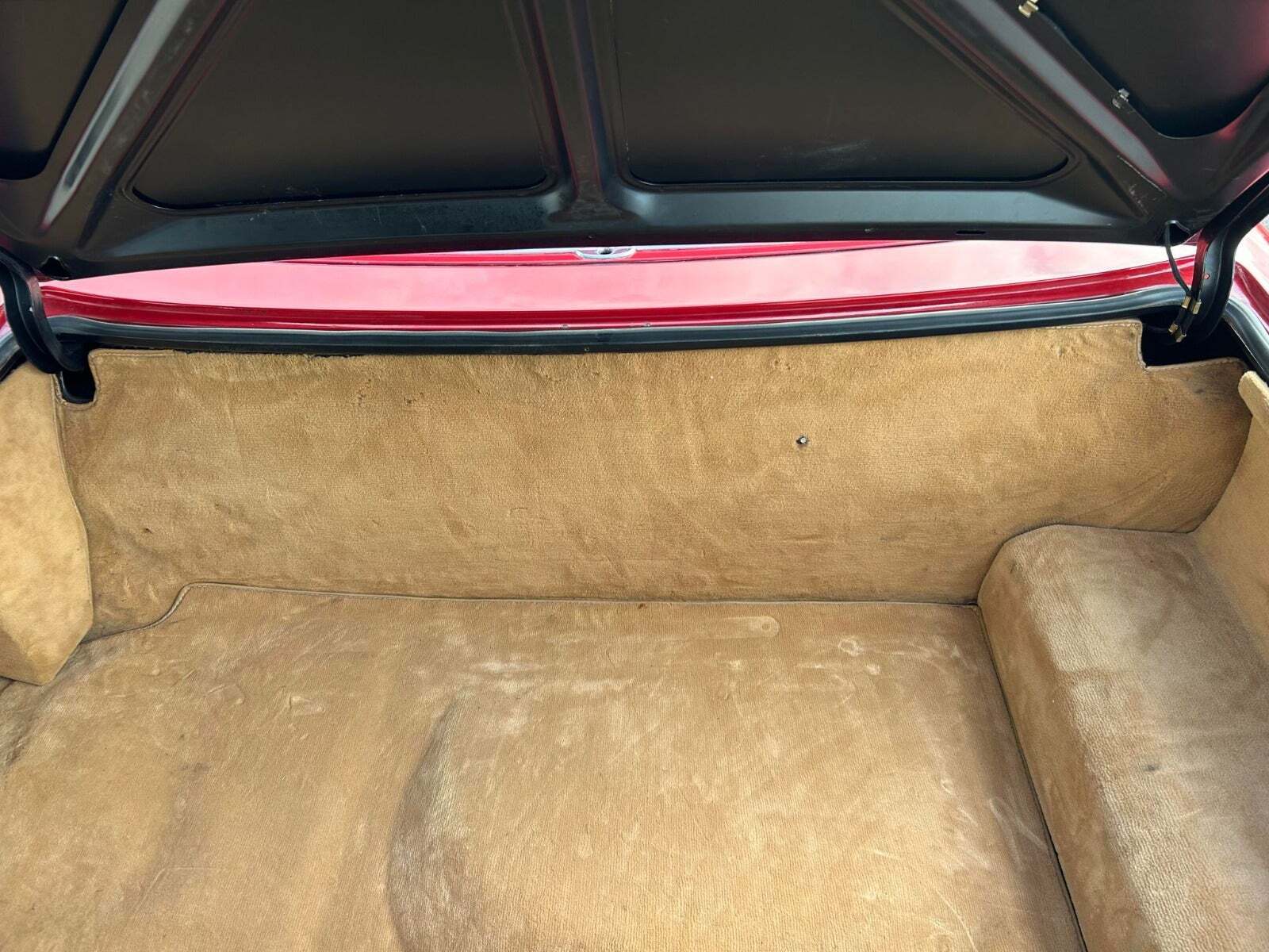 Rød Mercedes 380 SL fra 1981 set indefra