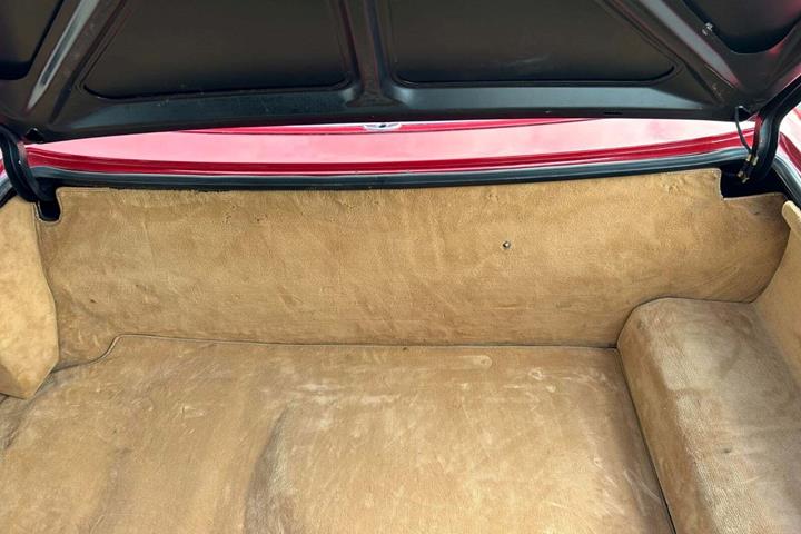 Rød Mercedes 380 SL fra 1981 set indefra