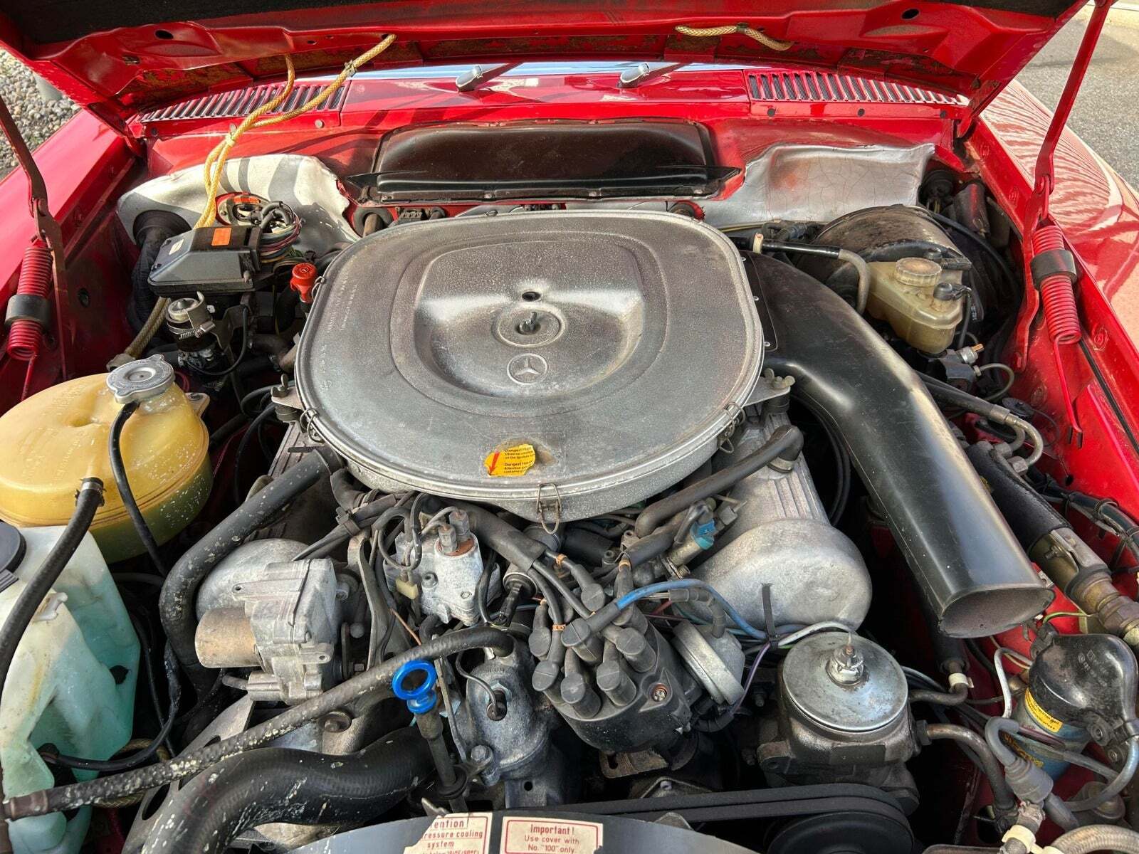 Rød Mercedes 380 SL fra 1981 set udefra