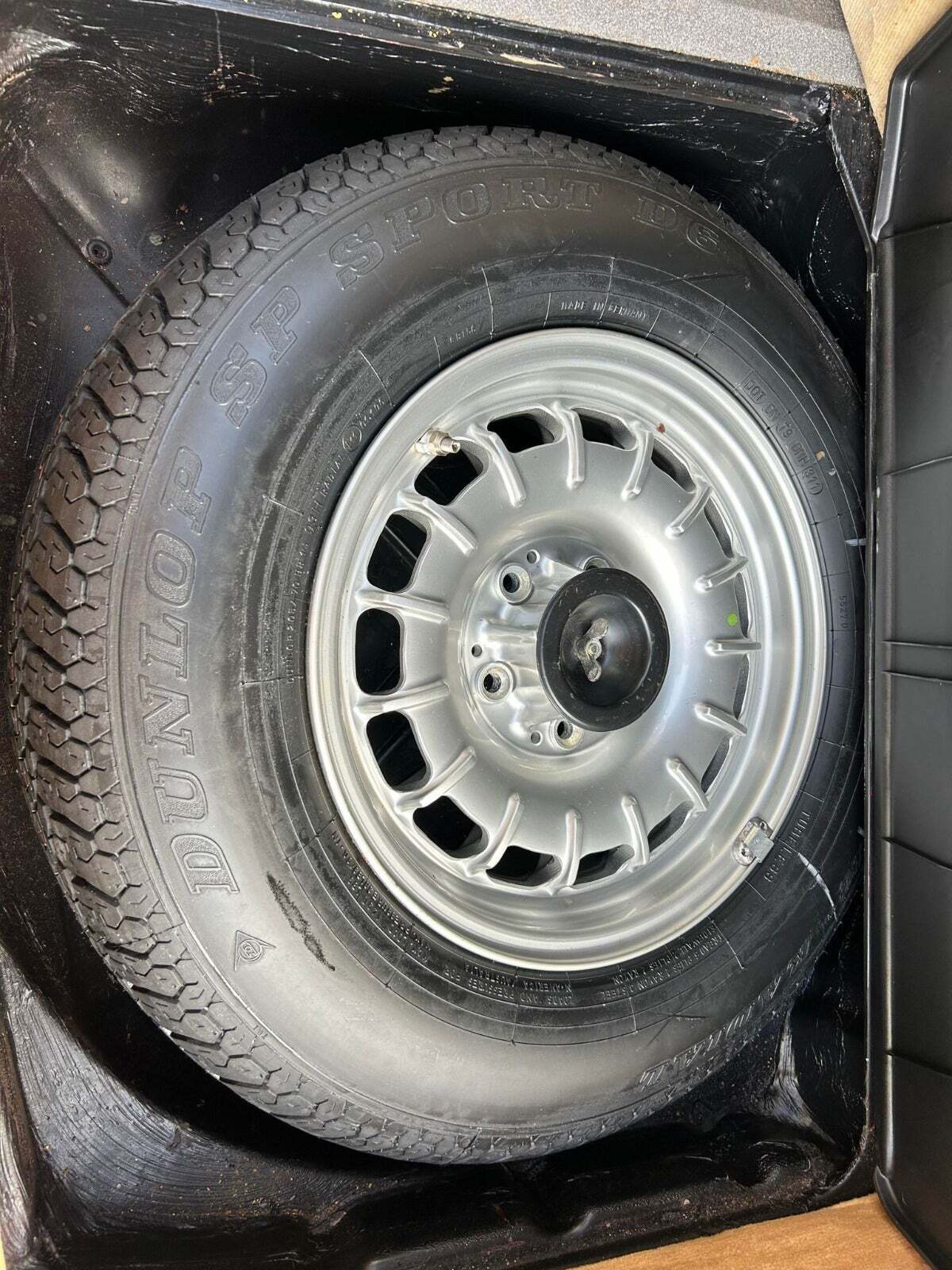 Rød Mercedes 380 SL fra 1981 set udefra