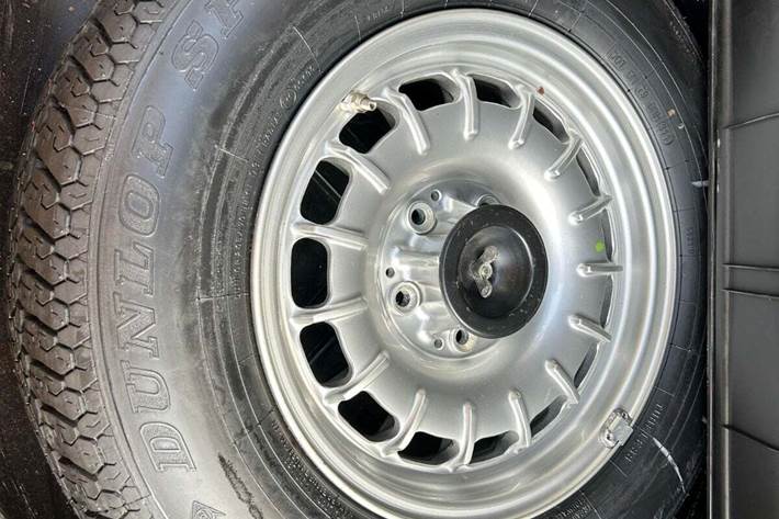 Rød Mercedes 380 SL fra 1981 set udefra