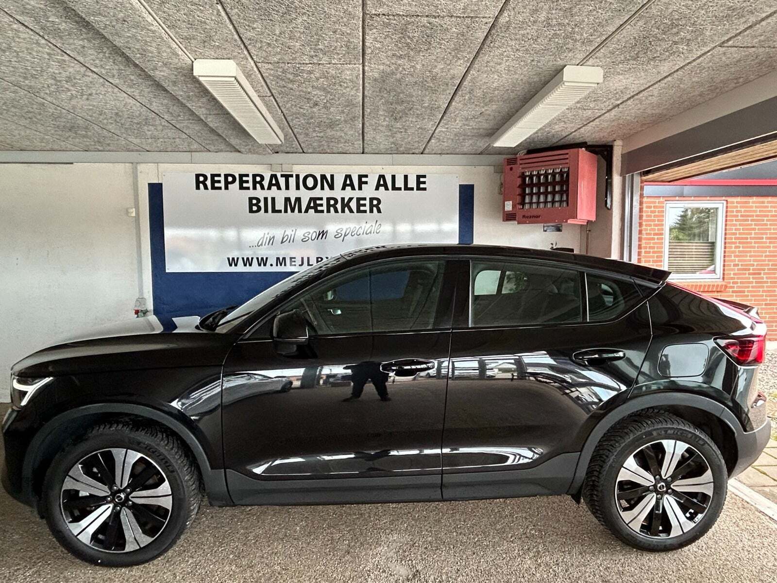 Grå Volvo C40 fra 2023