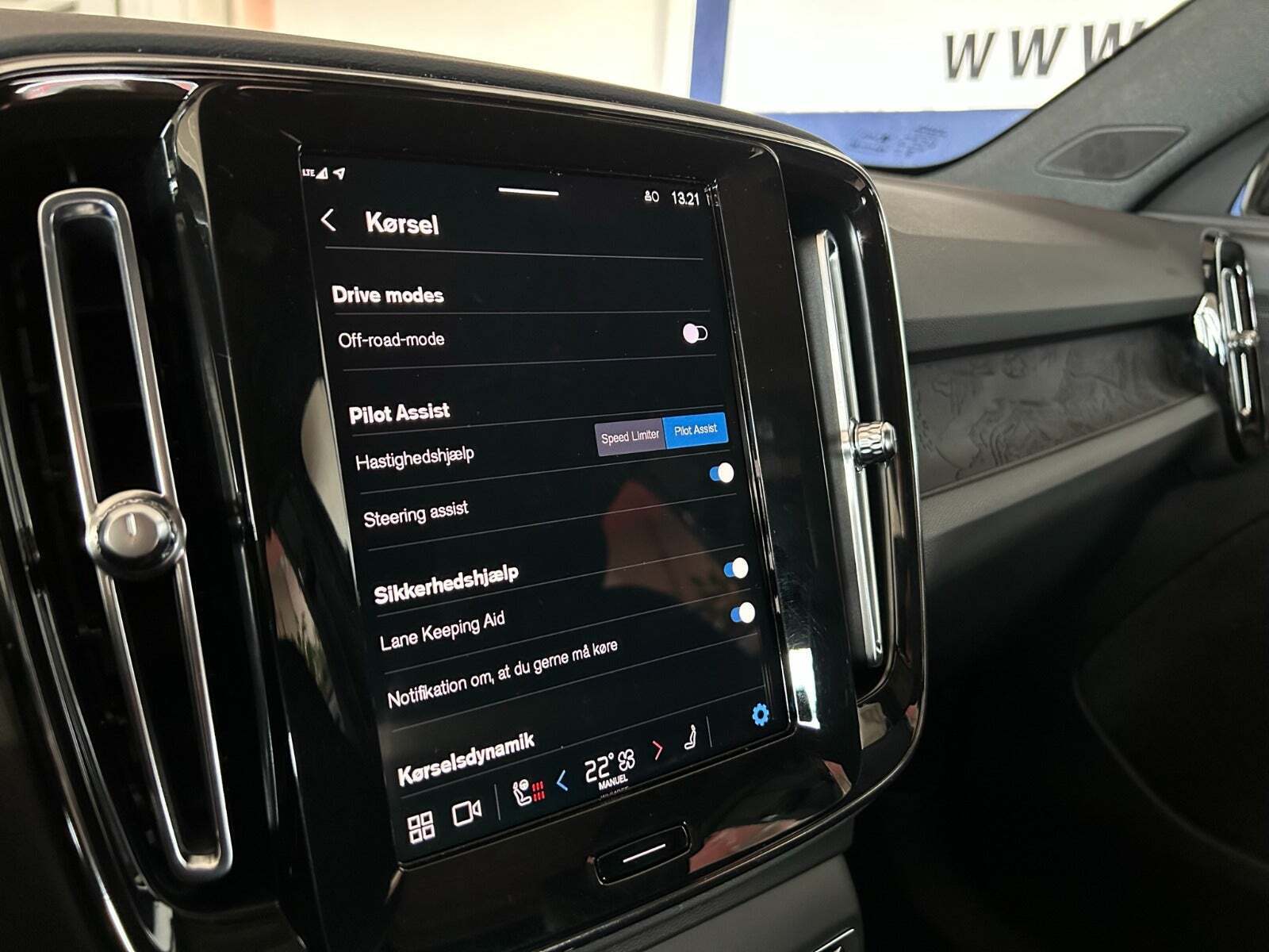 Grå Volvo C40 fra 2023