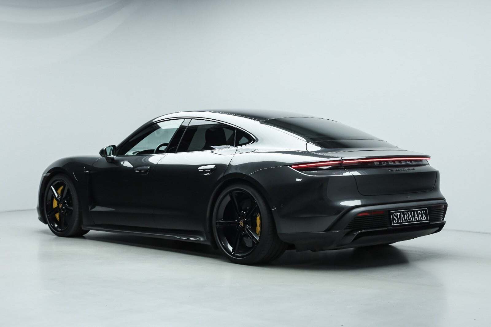 Grå Porsche Taycan Turbo S fra 2020