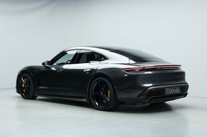 Grå Porsche Taycan Turbo S fra 2020