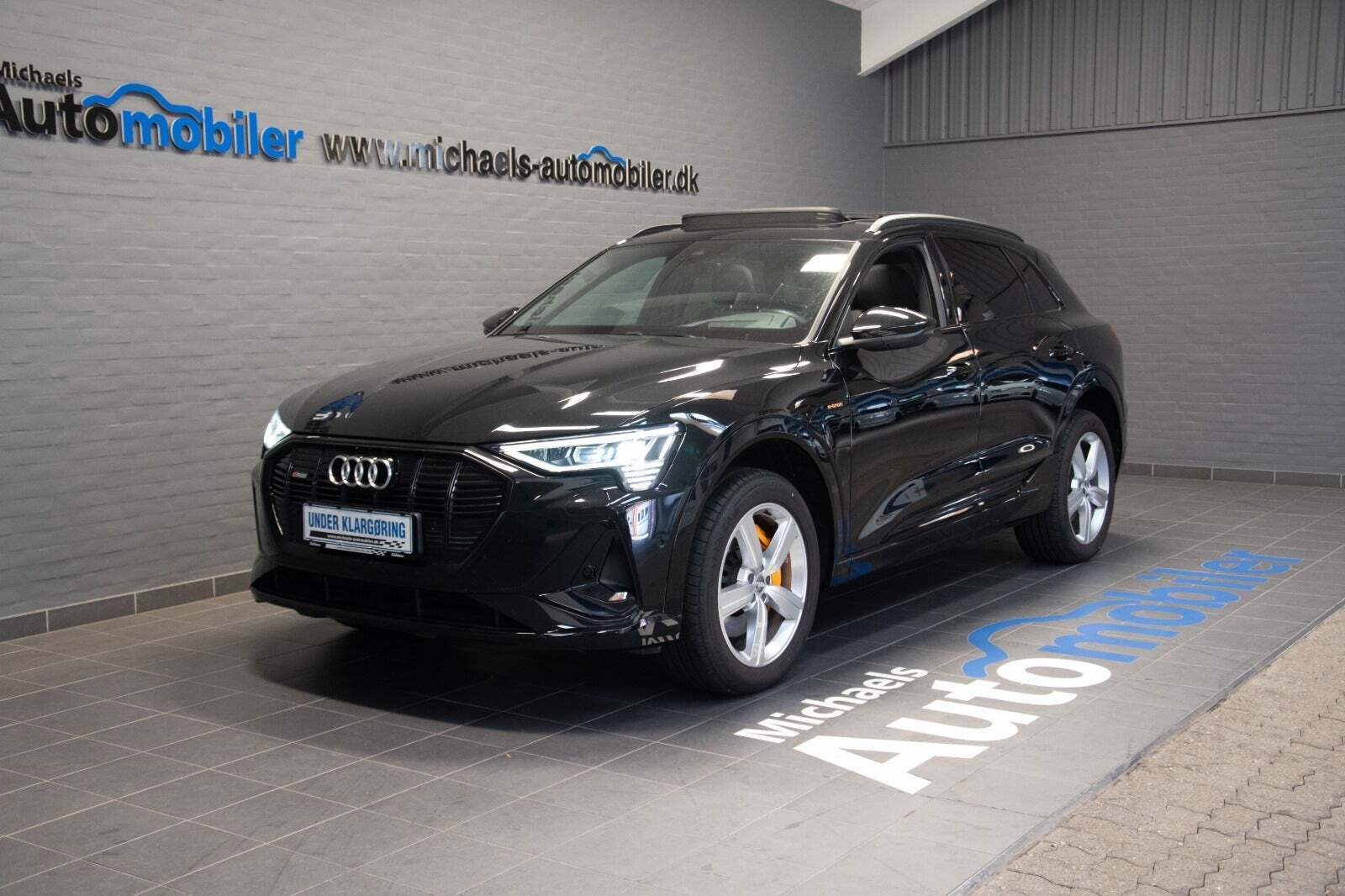 Grå Audi e-tron fra 2020