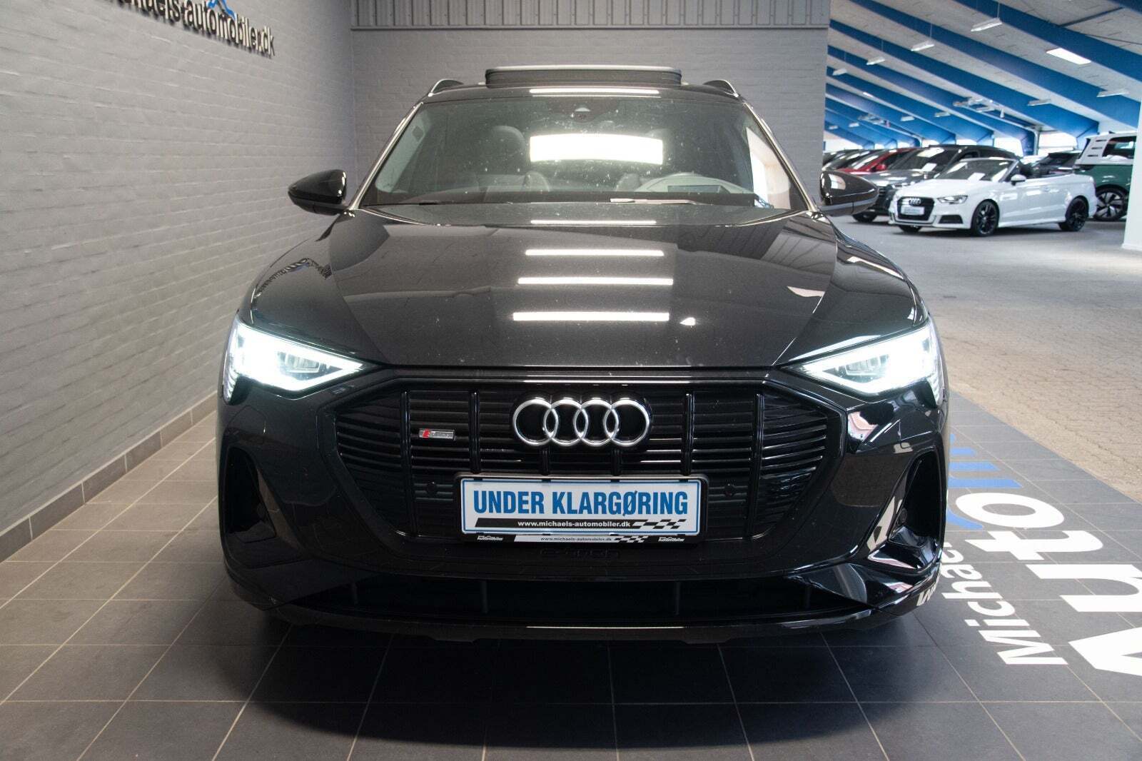 Grå Audi e-tron fra 2020