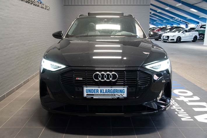 Grå Audi e-tron fra 2020