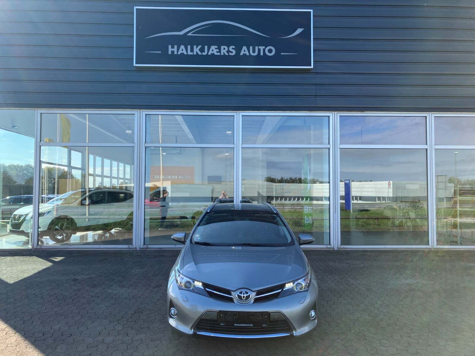 Blå Toyota Auris fra 2013
