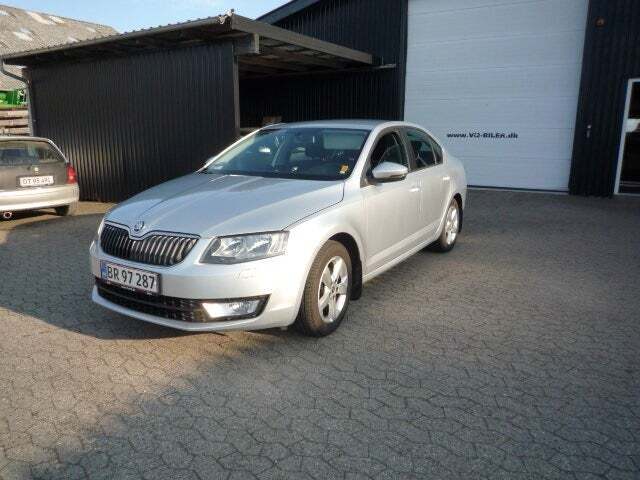 Grå Skoda Octavia fra 2013