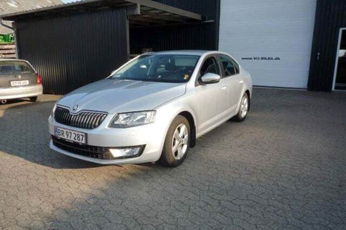 Grå Skoda Octavia fra 2013