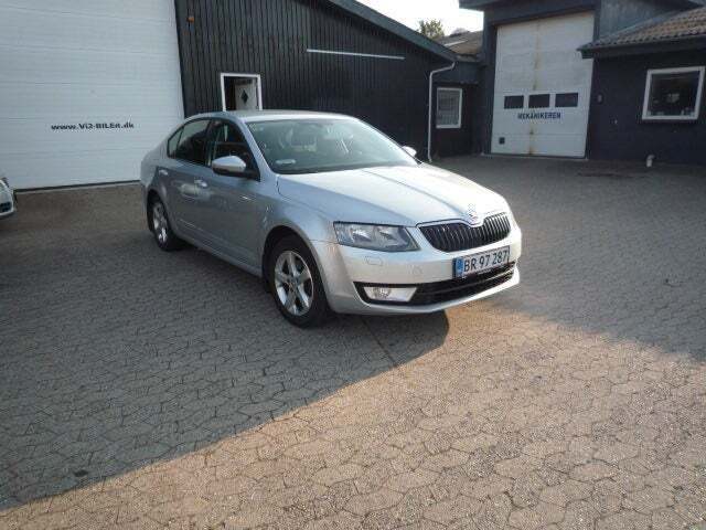 Grå Skoda Octavia fra 2013