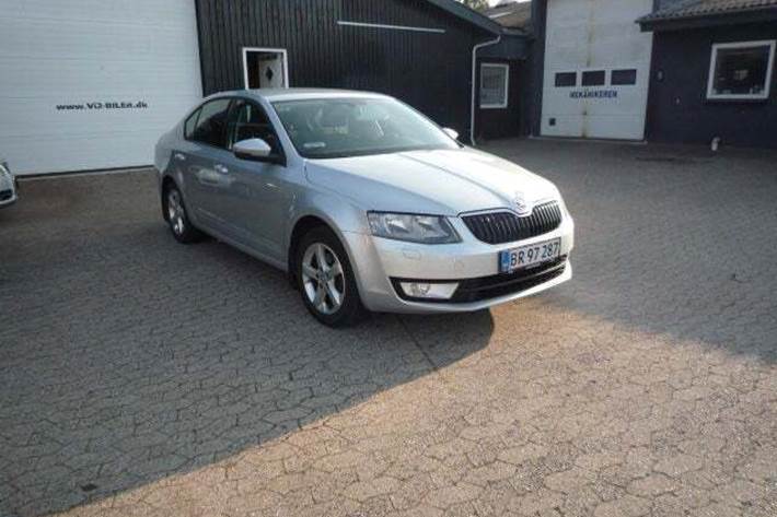 Grå Skoda Octavia fra 2013