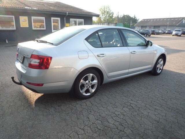 Grå Skoda Octavia fra 2013