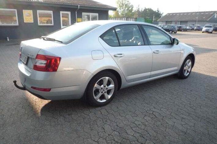 Grå Skoda Octavia fra 2013