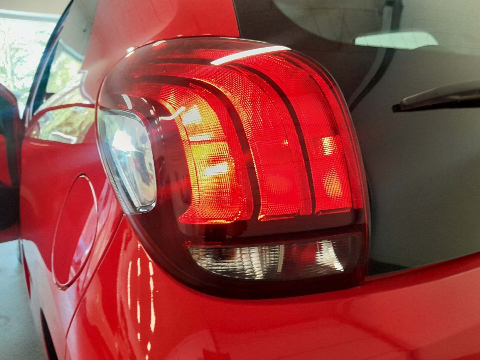 Rød Peugeot 108 fra 2014