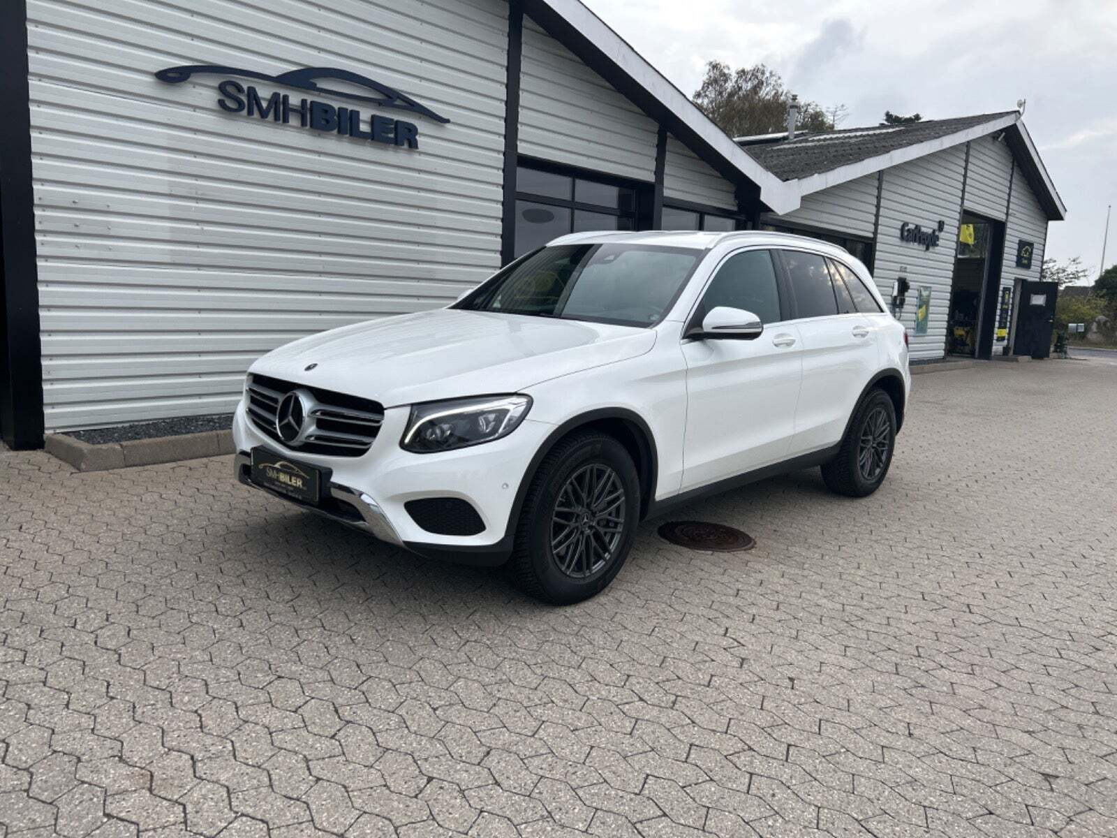 Grå Mercedes GLC220 d fra 2018