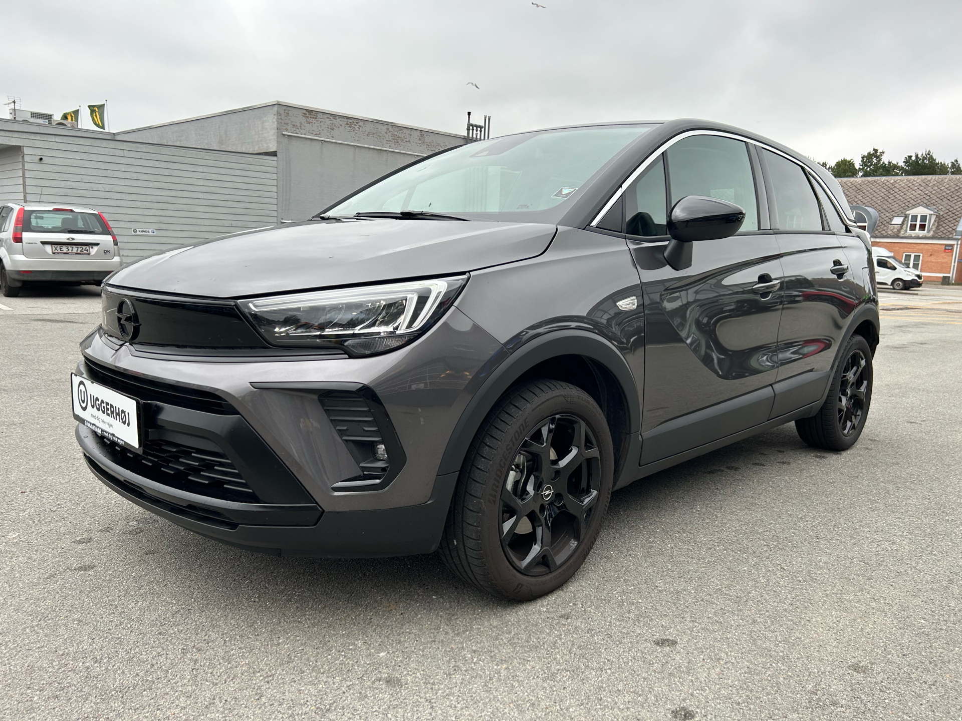 Grå Opel Crossland fra 2023