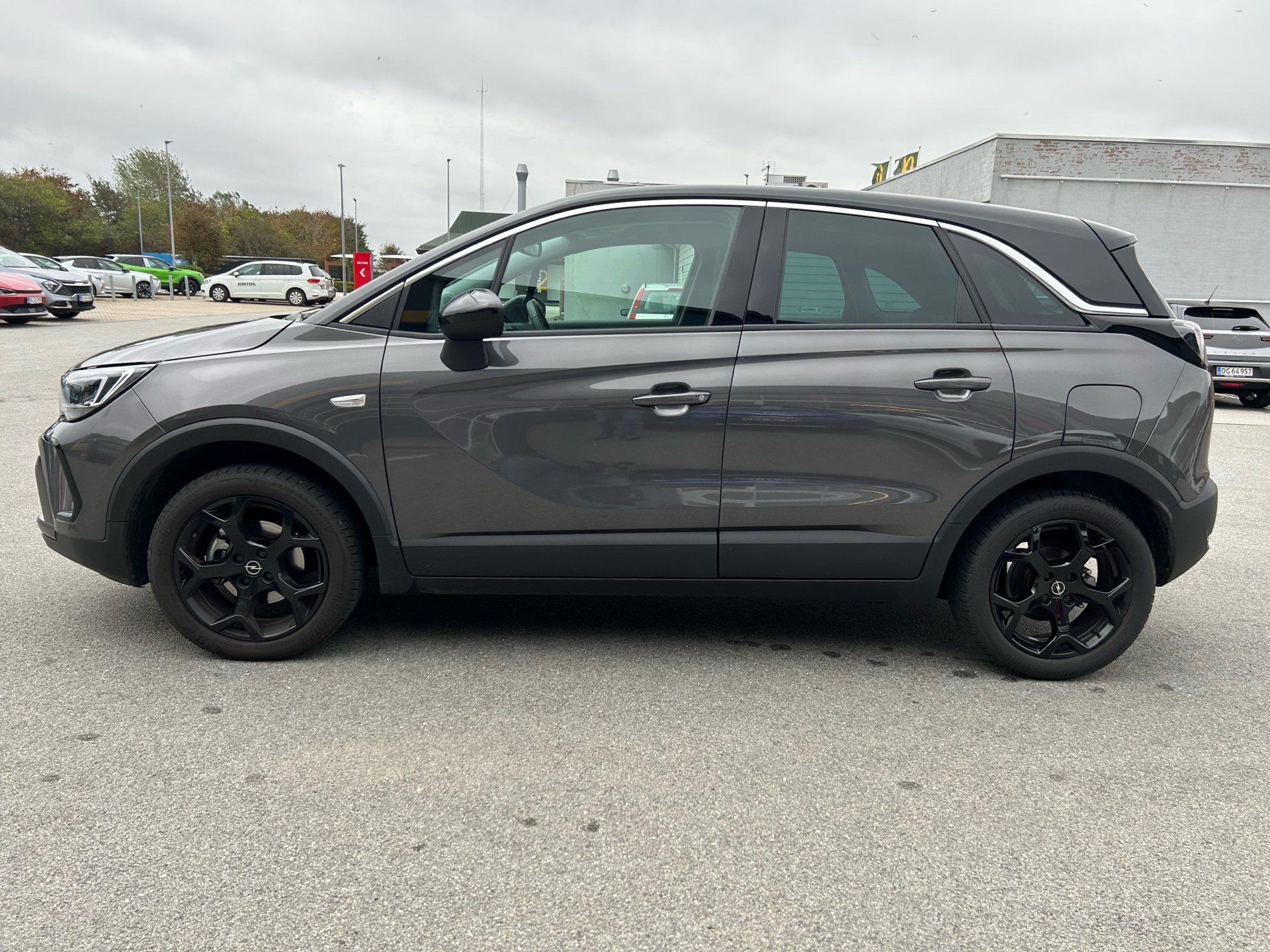 Grå Opel Crossland fra 2023