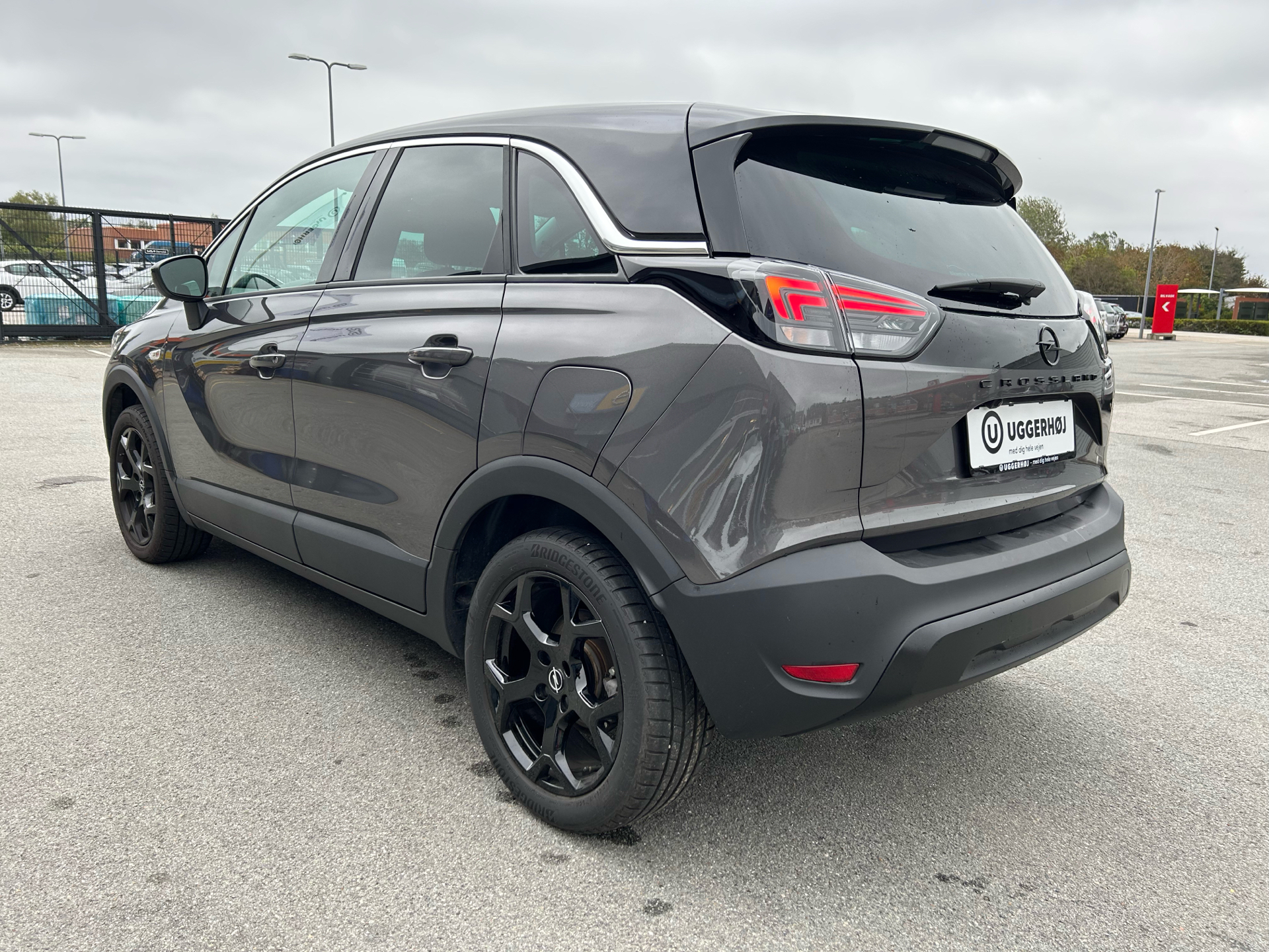 Grå Opel Crossland fra 2023