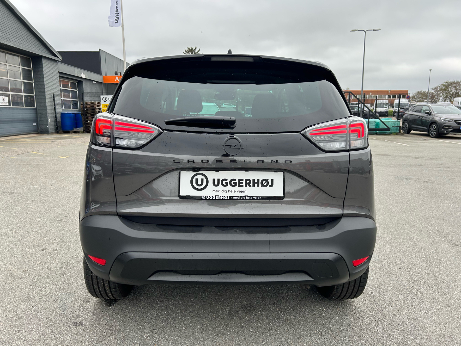Grå Opel Crossland fra 2023