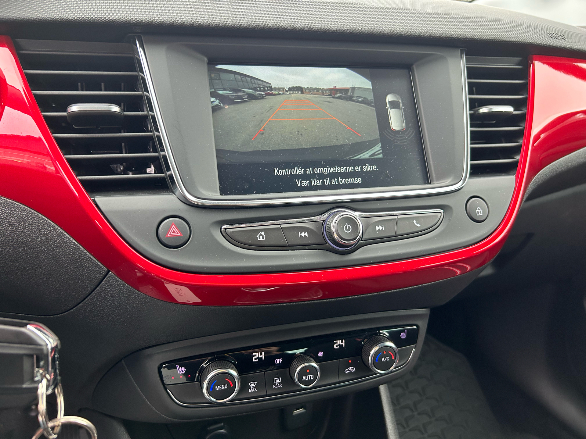 Grå Opel Crossland fra 2023