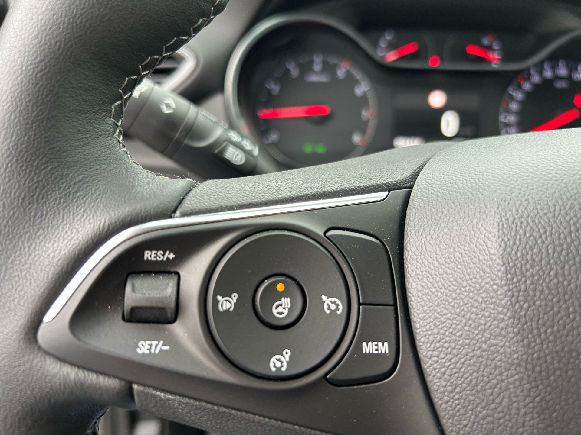 Grå Opel Crossland fra 2023
