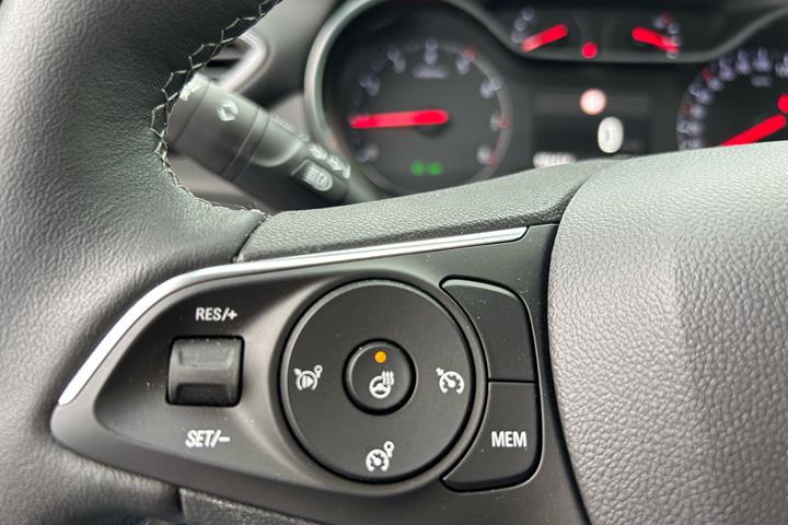 Grå Opel Crossland fra 2023