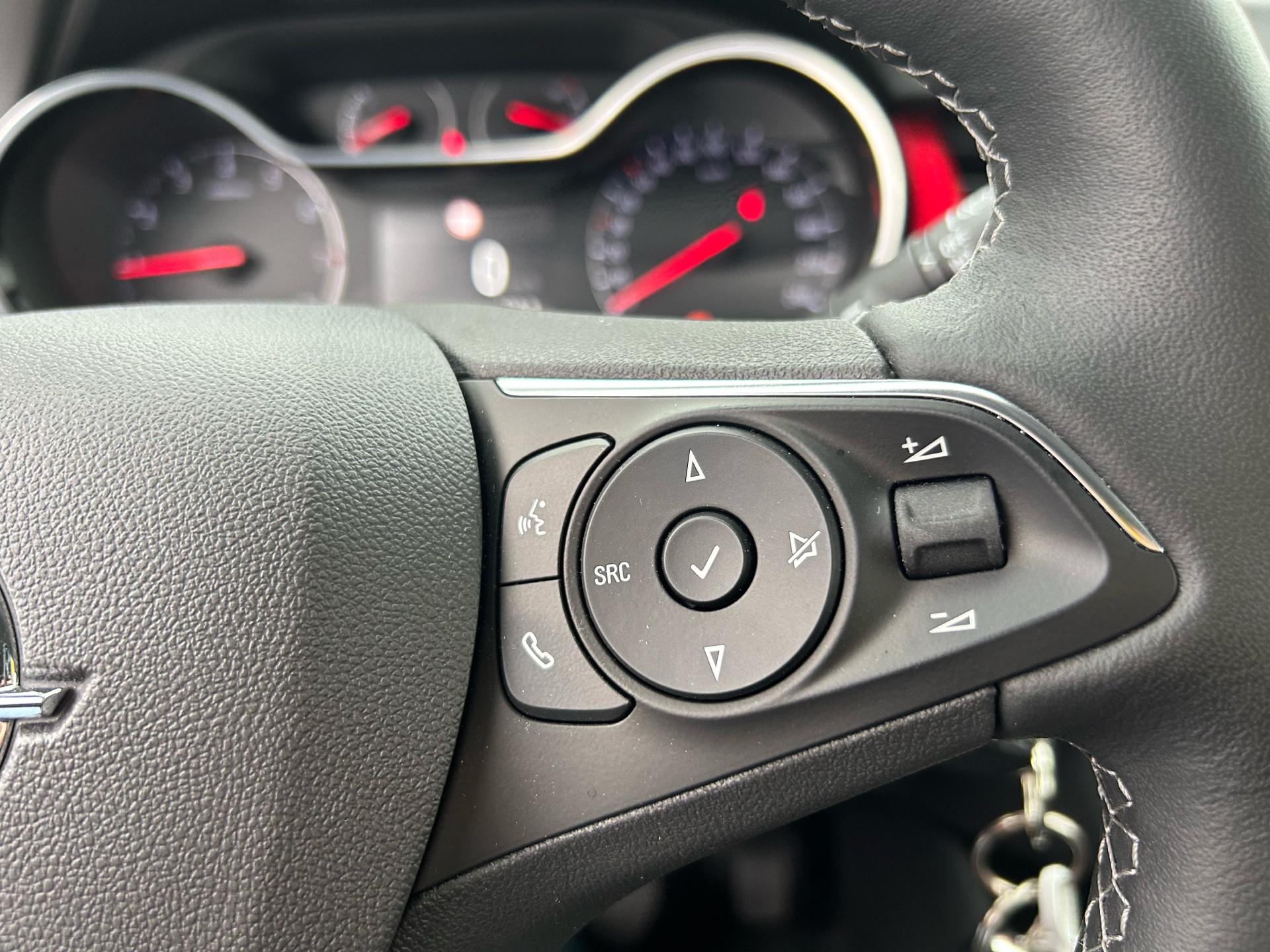 Grå Opel Crossland fra 2023