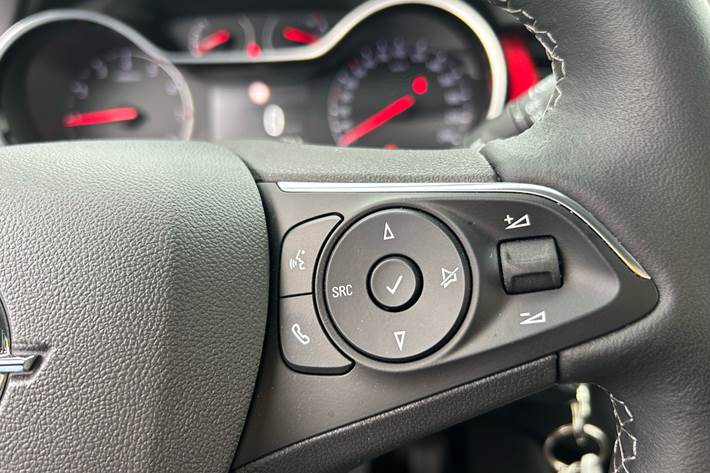 Grå Opel Crossland fra 2023